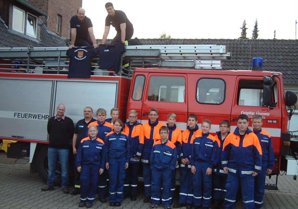 SLicht Automations spendet neue Poloshirts für die Jugendfeuerwehr Eschershausen
