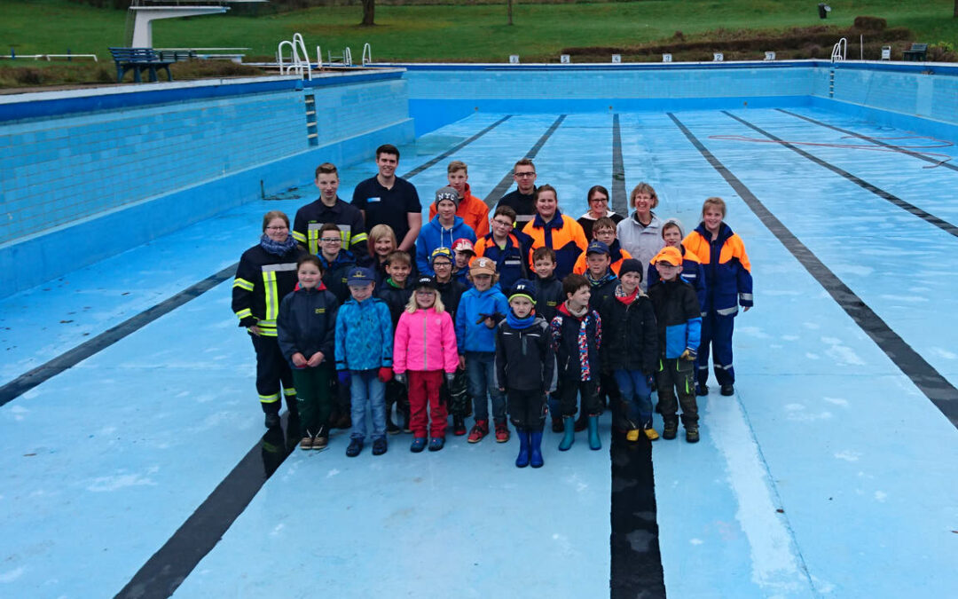 Kinder- und Jugendfeuerwehr´ler packen im Freibad Eschershausen mit an