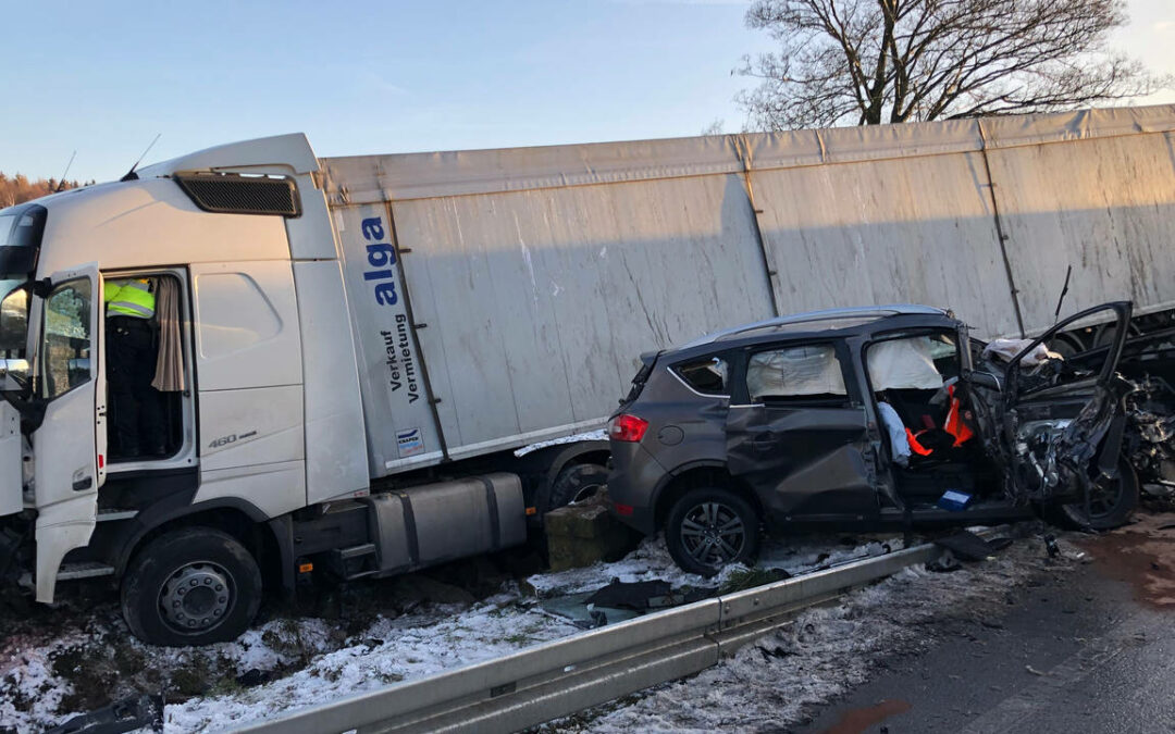 Schwerer Verkehrsunfall zwischen LKW und PKW