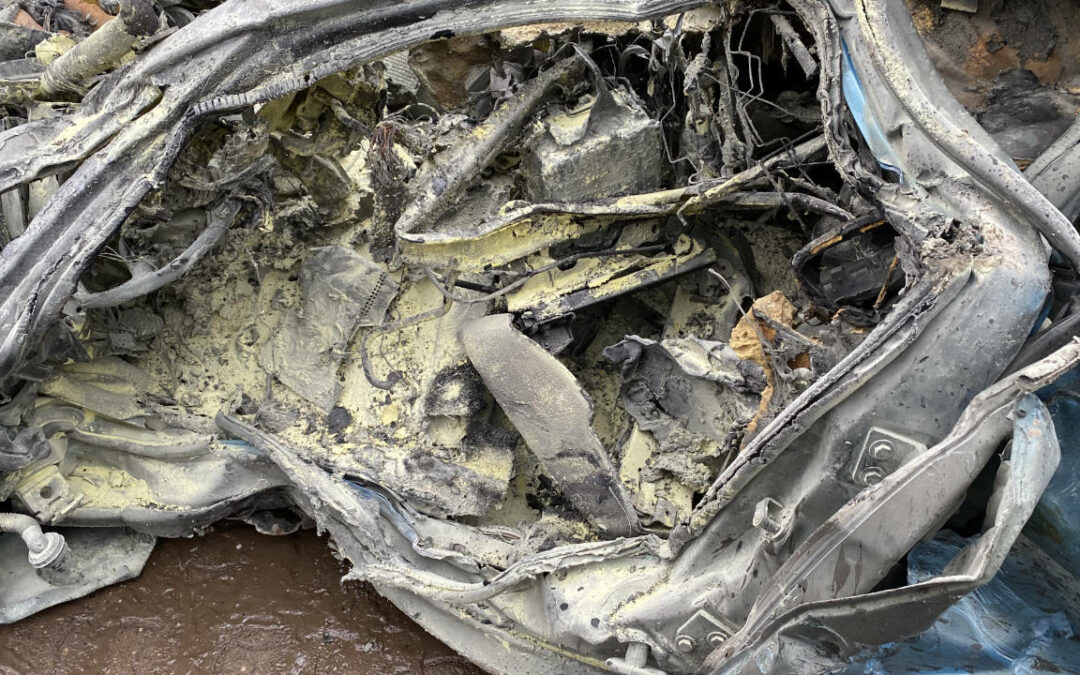 Mehrere PKW geraten bei Autoverwertung in Brand