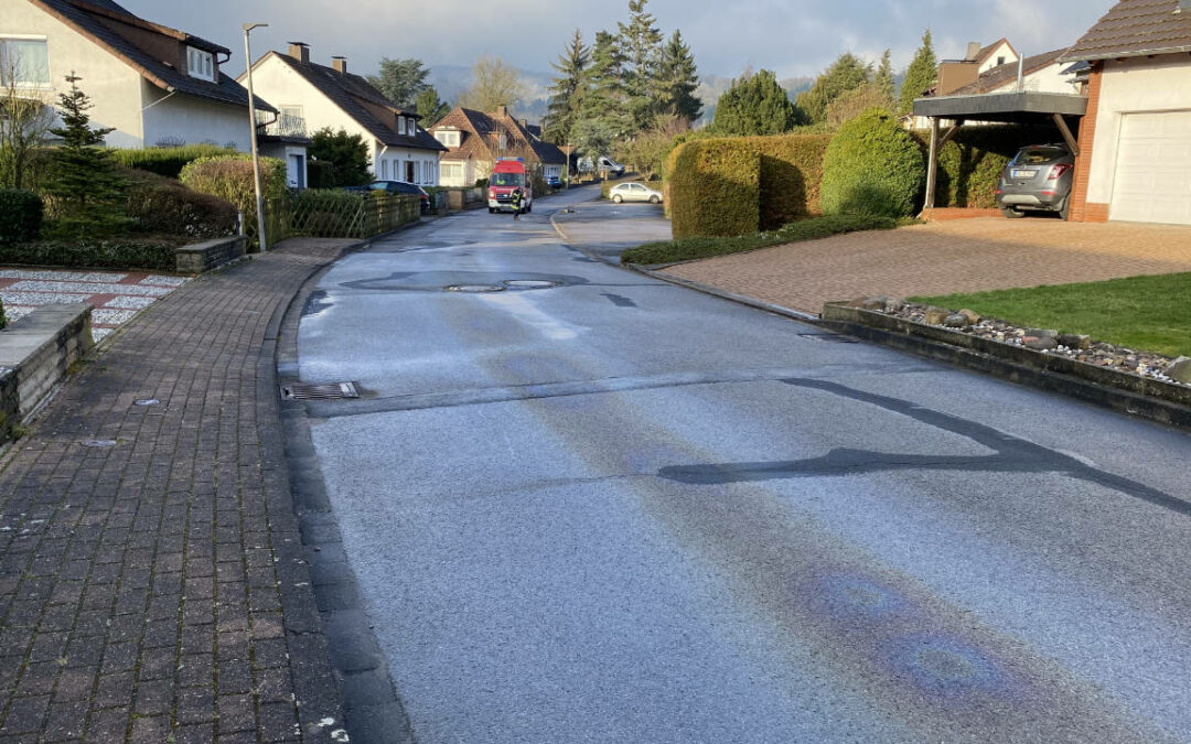 Lange Ölspur im Stadtgebiet
