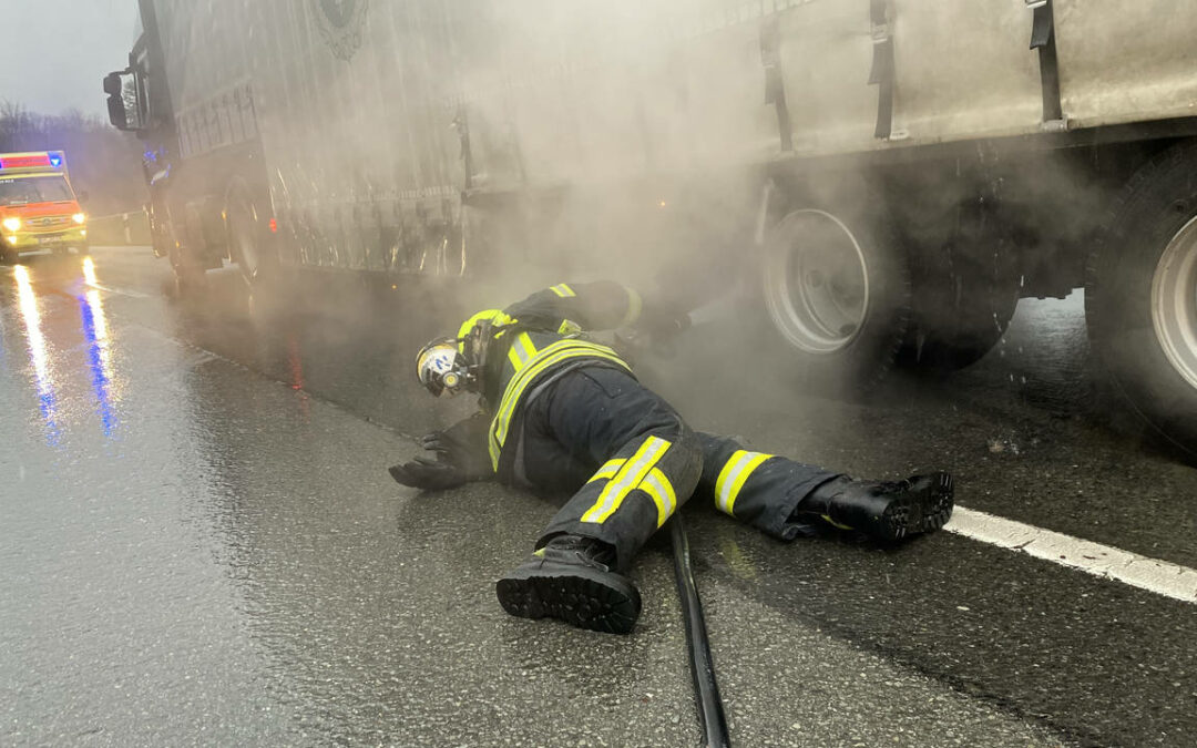 Bremse/Achse läuft heiß: LKW-Brand kann verhindert werden
