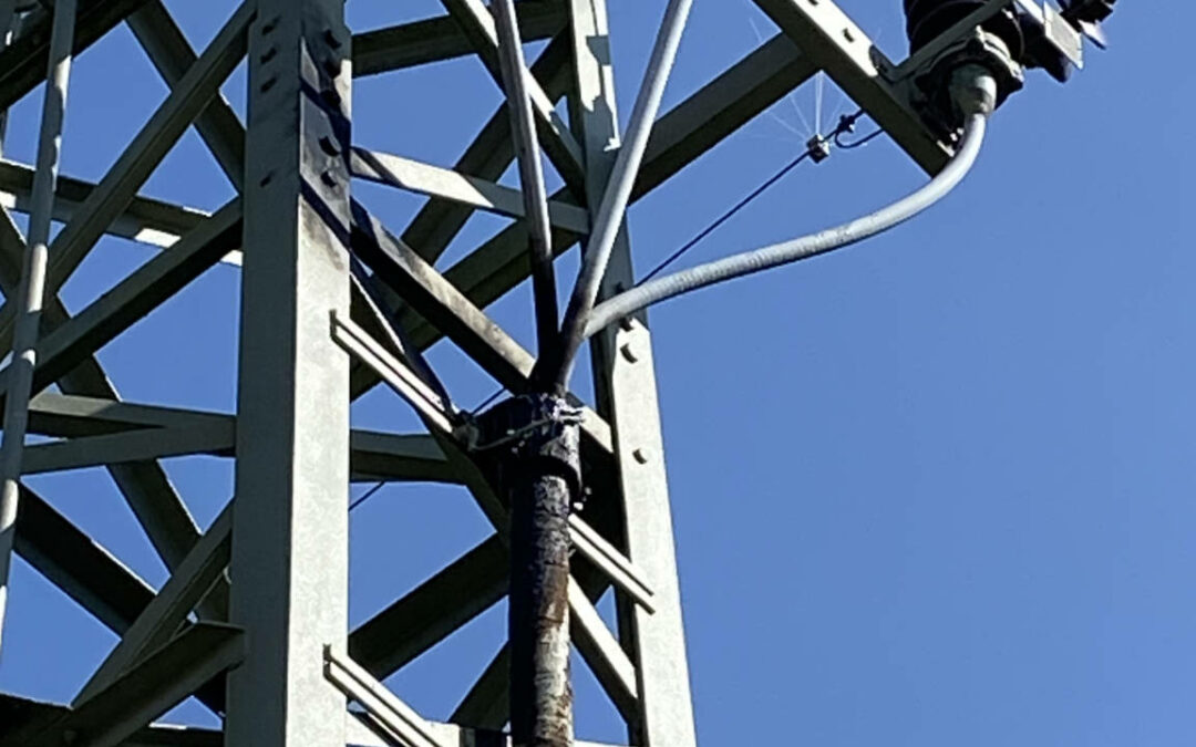 Brand an einem Strommast in Vorwohle