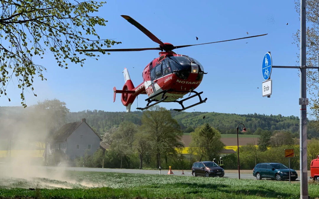 Schwerer Verkehrsunfall auf B240: Roller stößt mit Linienbus zusammen