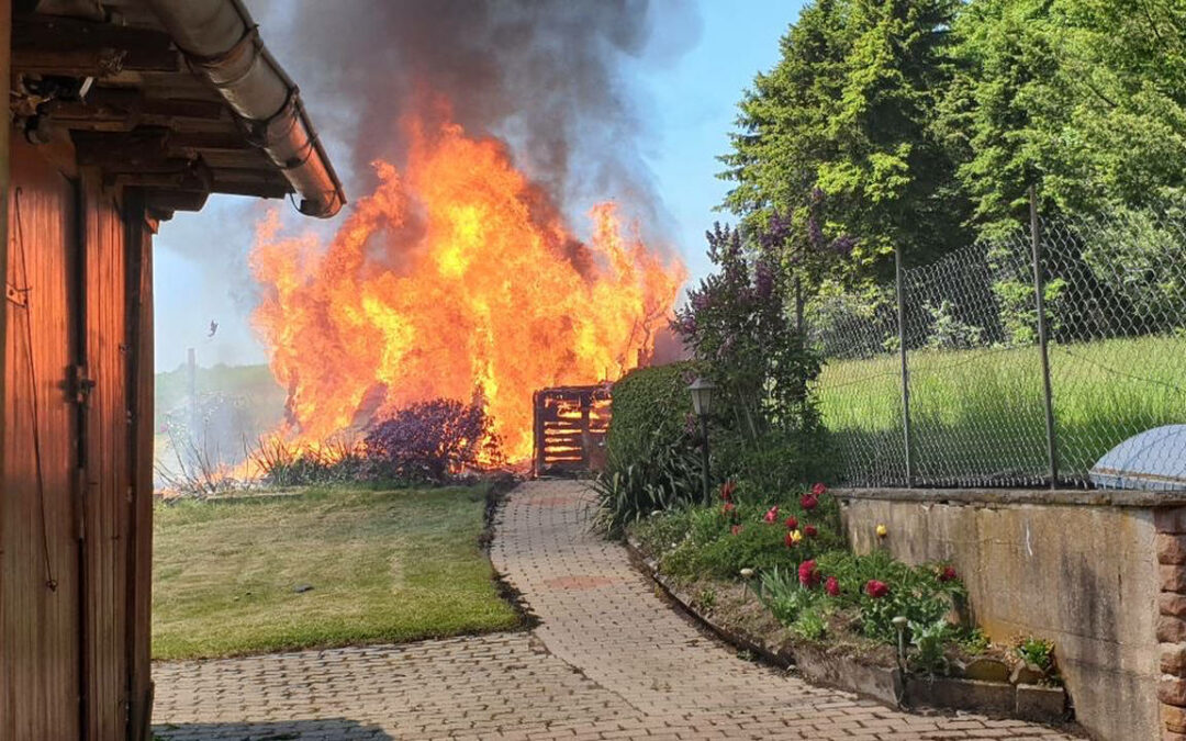 Einsatzabbruch: Schuppenbrand in Schießhaus
