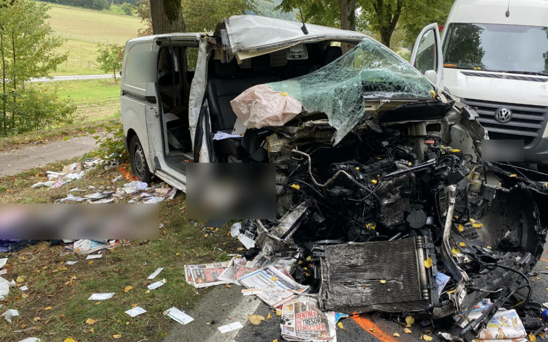 Schwerer Verkehrsunfall zwischen Transporter und LKW