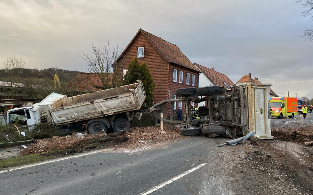 Schwerer Verkehrsunfall auf B64: LKW überschlägt sich in Eimen