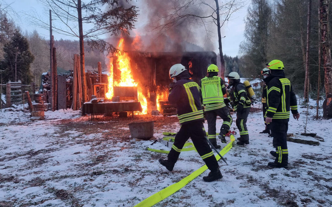 Bauwagen brennt im Wald auf dem Odfeld