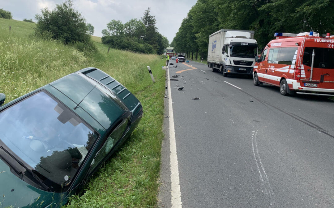 Verkehrsunfall mit mehreren Fahrzeugen und Verletzten