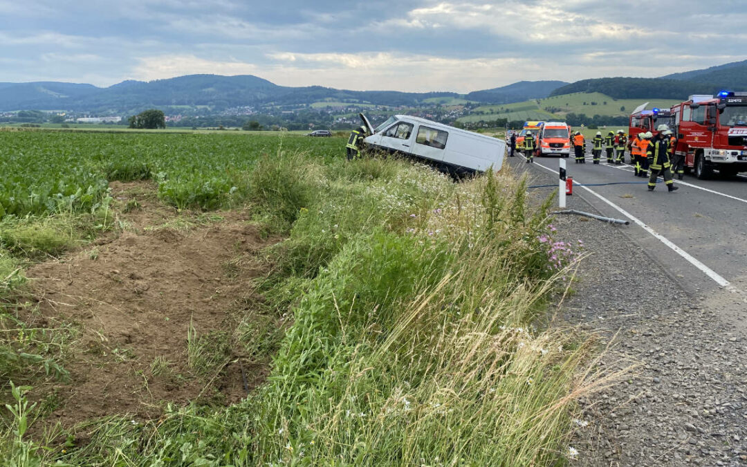 Verkehrsunfall: Transporter überschlägt sich auf B240