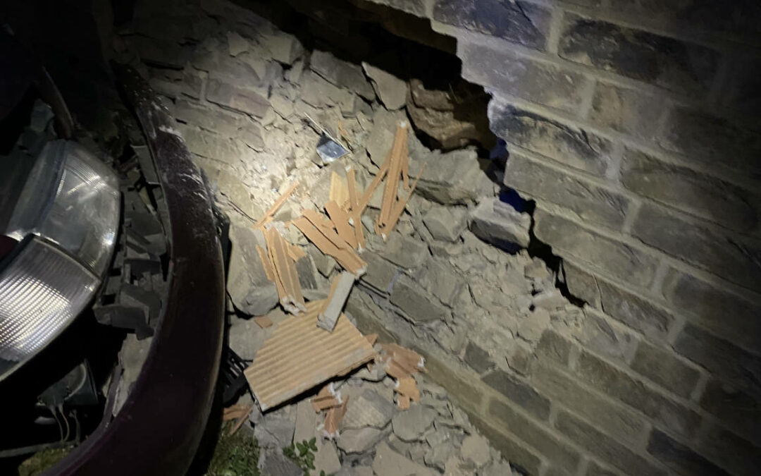 PKW prallt gegen Hauswand