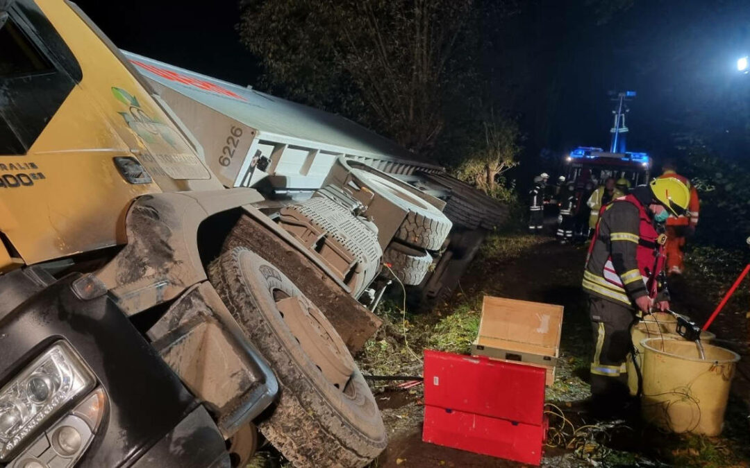 LKW rutscht bei Dielmissen in Graben