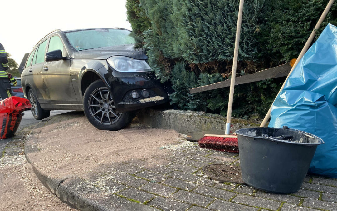 PKW landet auf Gartenmauer
