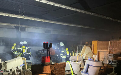 Brand in einer Lagerhalle für Antiquitäten