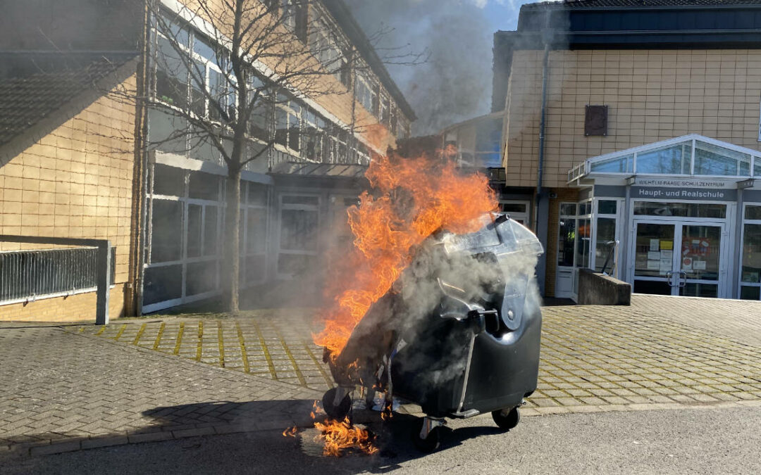 Mülltonnenbrand an der Schule