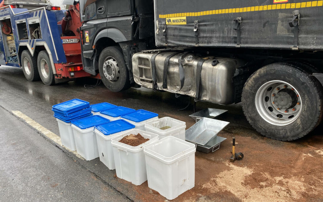 LKW-Unfall im Stadtgebiet – hunderte Liter Diesel treten aus