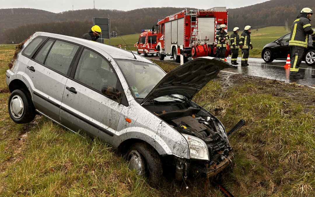 PKW überschlägt sich auf der B240 (Ith)