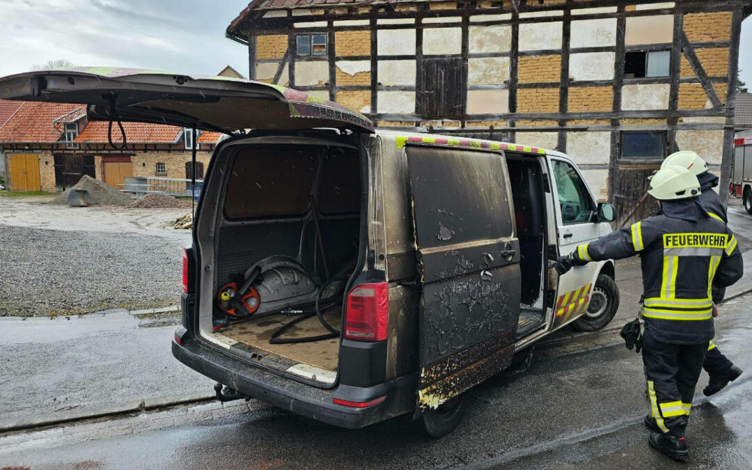Transporter brennt nach Verpuffung