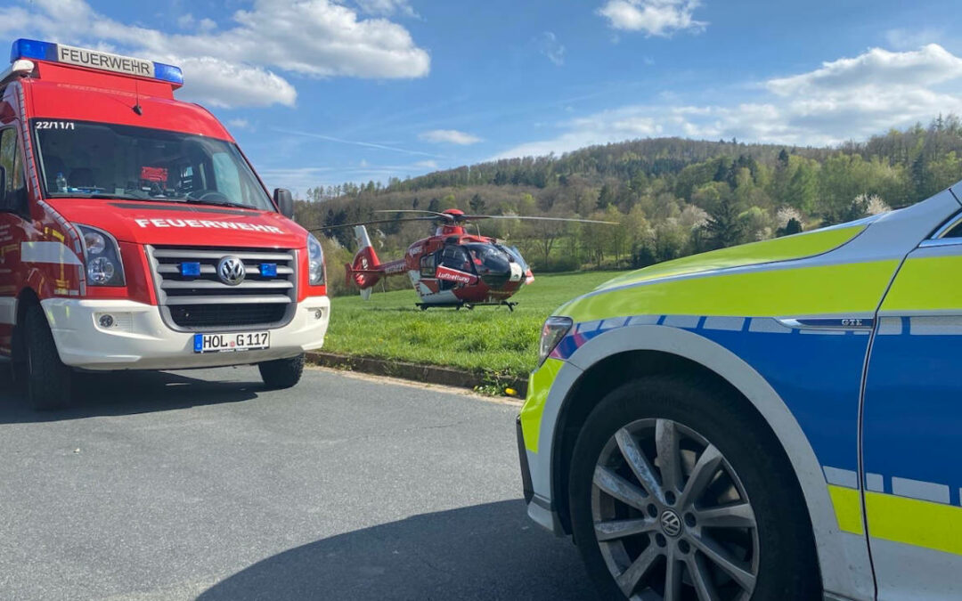 Tragehilfe in Dielmissen und Sturz vom Dach in Eschershausen
