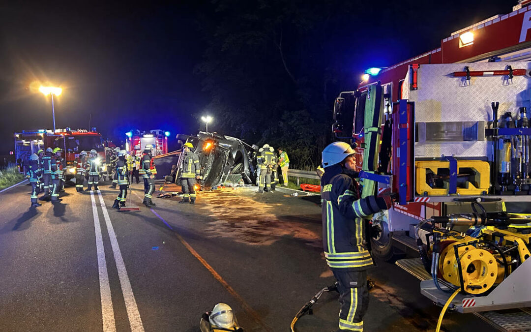 LKW-Unfall mit eingeklemmter Person