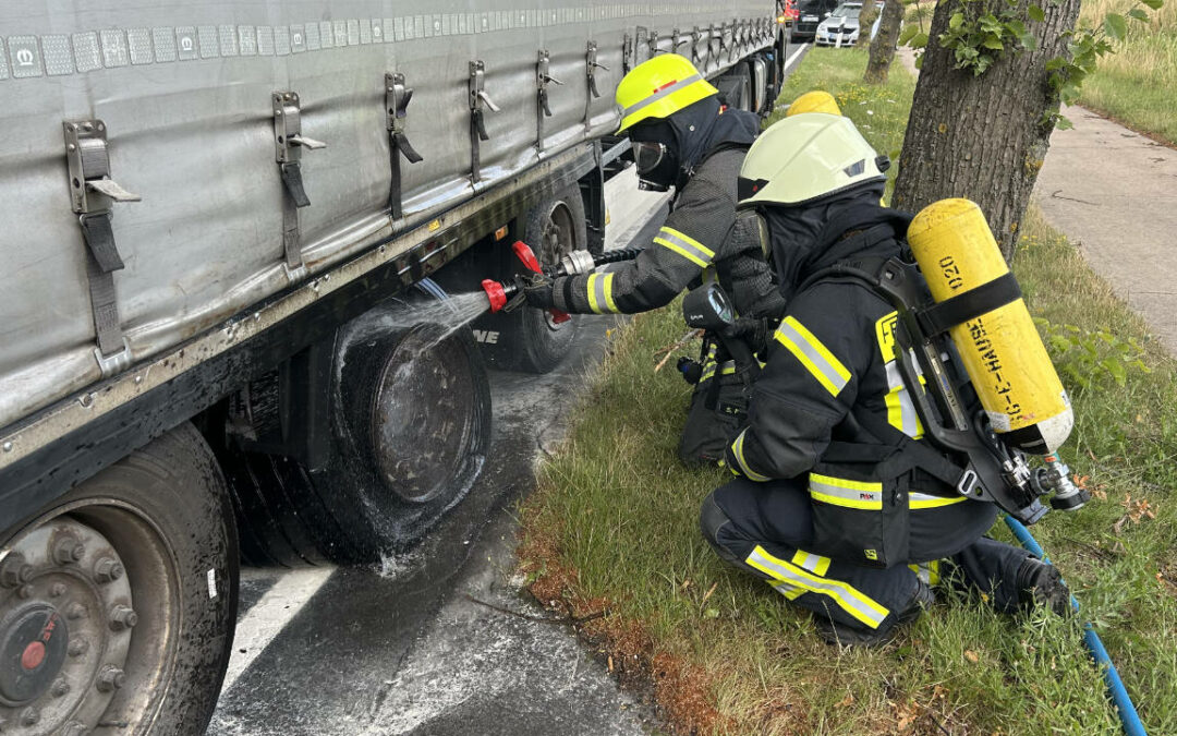 LKW gerät auf der B64 in Brand