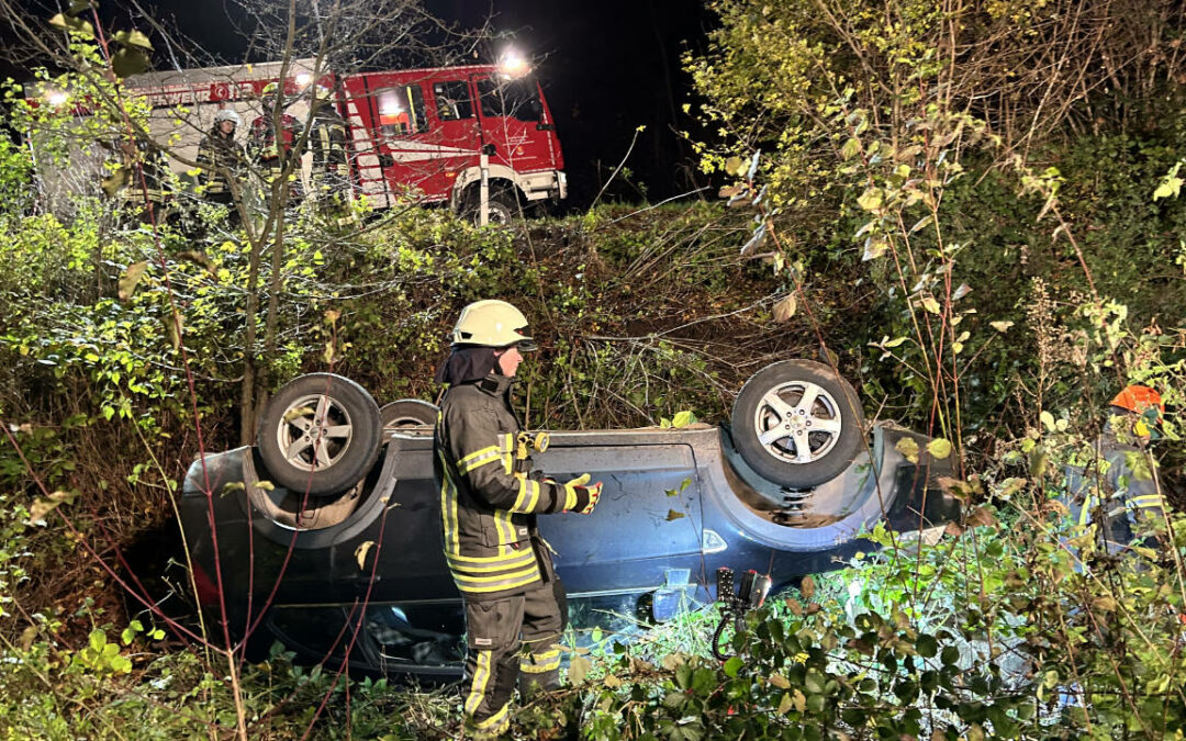 L484 Holzen: PKW stürzt Abhang hinunter