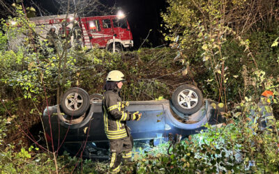 L484 Holzen: PKW stürzt Abhang hinunter