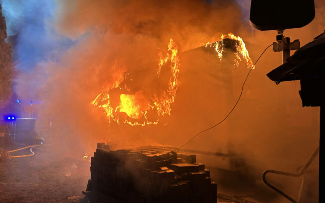 Lüerdissen: Brand eines Wohnmobils greift auf Wohnhaus über