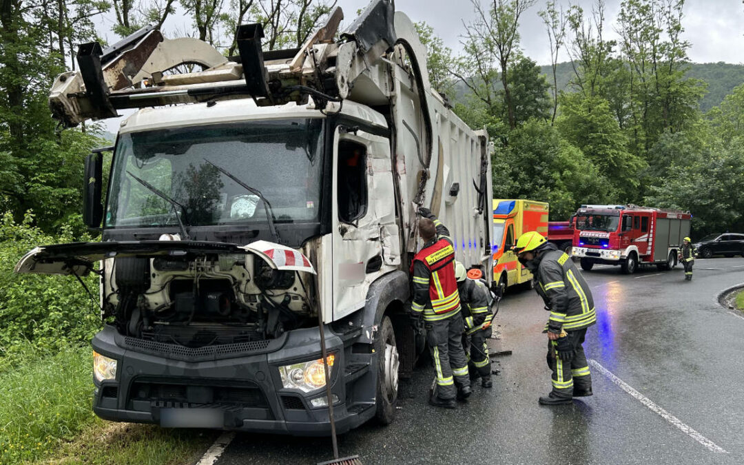 L484: Mulde und Müllfahrzeug prallen aufeinander