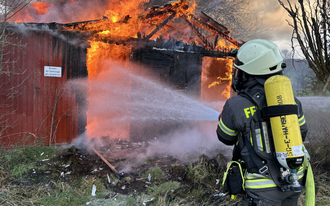 Ehemaliges Sportlerheim in Scharfoldendorf steht in Vollbrand