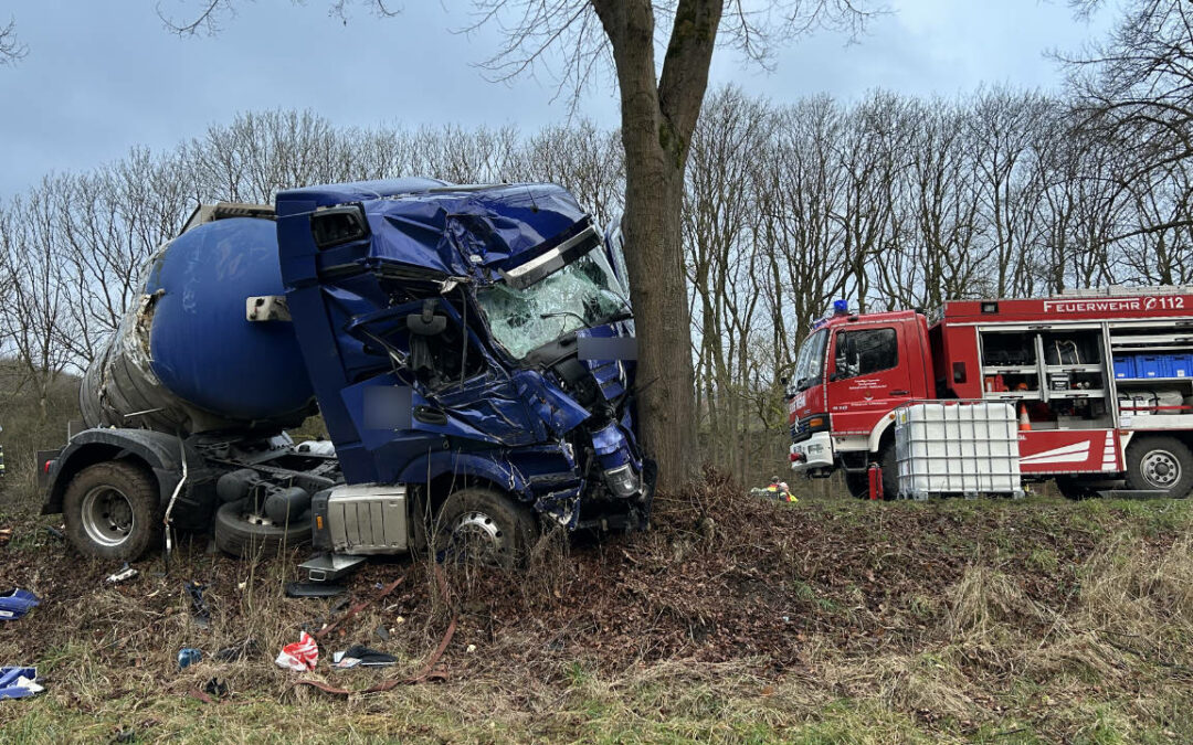 Schwerer Verkehrsunfall auf der B64 bei Wickensen