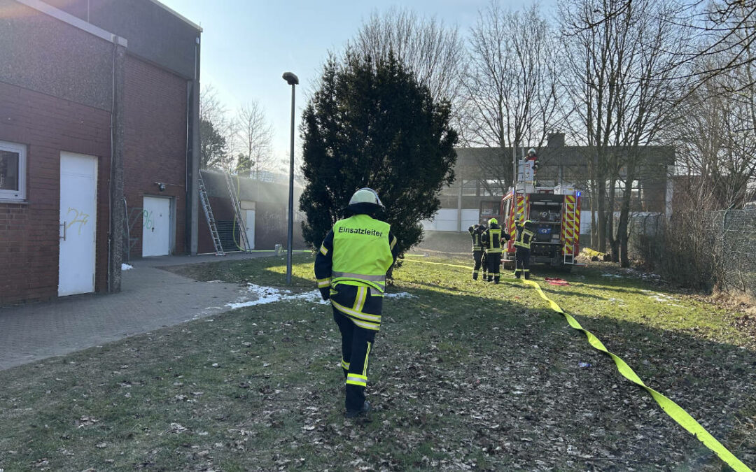 Unterstützung bei ABC-Einsatz und Brand an der Sporthalle in Stadtoldendorf