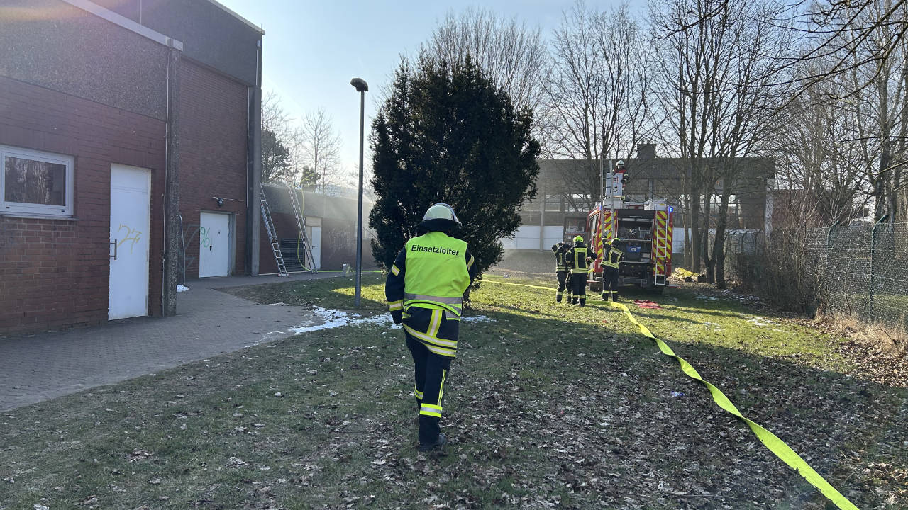 Unterstützung bei ABC-Einsatz und Brand an der Sporthalle in Stadtoldendorf