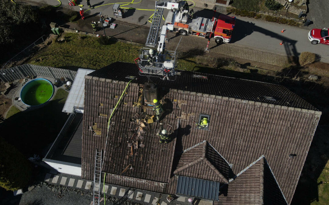 Schornsteinbrand greift auf Dachstuhl über