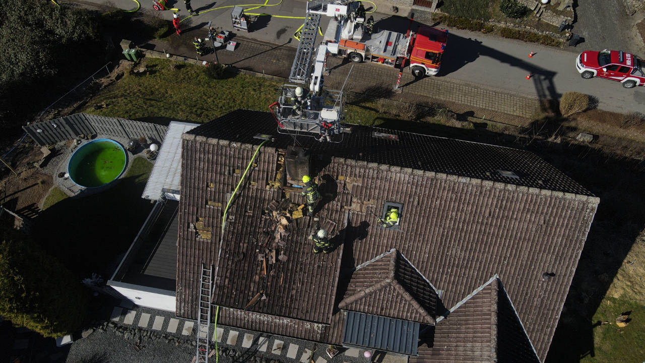 Schornsteinbrand greift auf Dachstuhl über