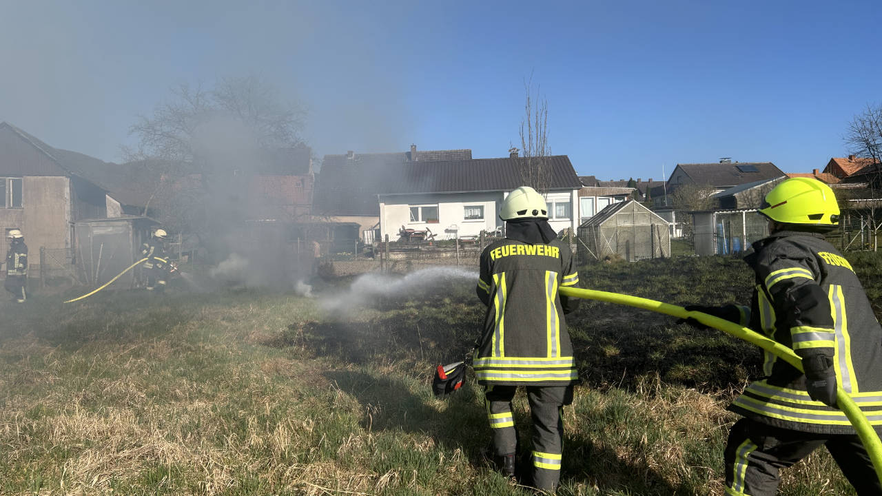 Flächenbrand im Ortsgebiet Lüerdissen