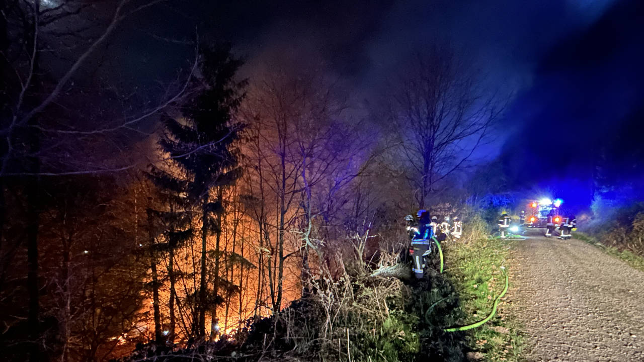 Hellental: Brand einer Grillhütte wird zum Waldbrand