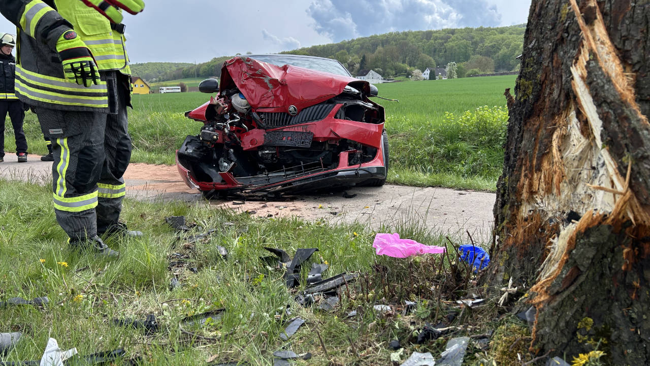 PKW prallt bei Mainzholzen frontal gegen Baum