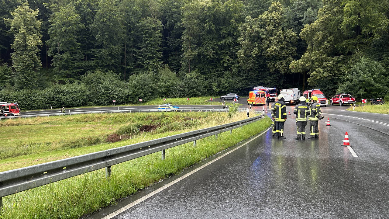 Motorradfahrer stürzt auf Ölspur in Schelenhufe