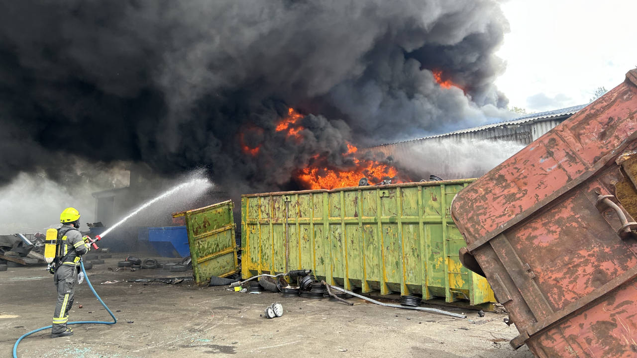 Großbrand in einer Autoverwertung entwickelt sich rasend schnell