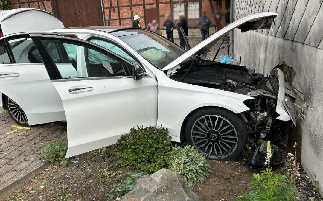 PKW prallt gegen Hauswand