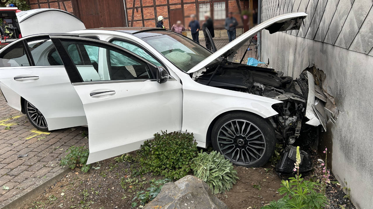PKW prallt gegen Hauswand