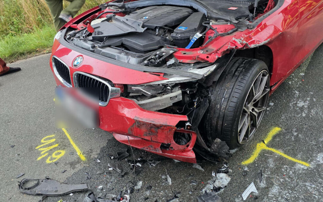 PKW prallen im Kurvenbereich frontal zusammen