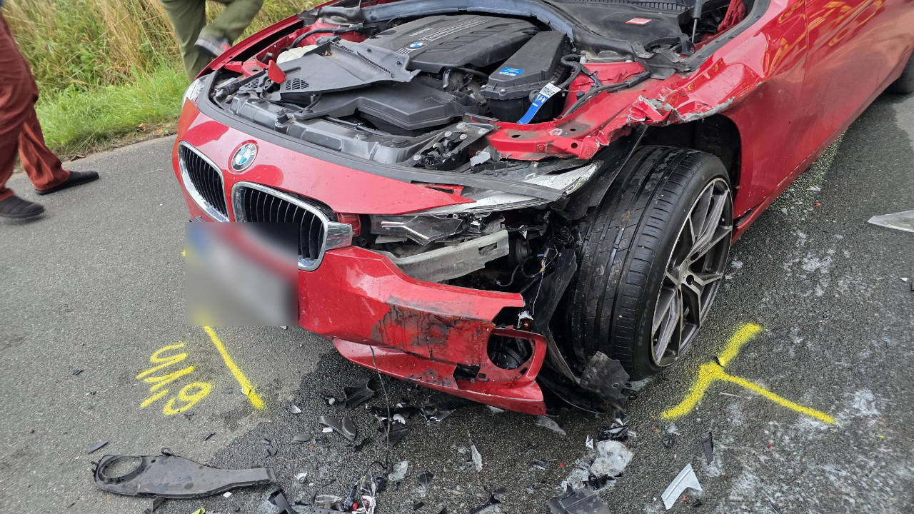 PKW prallen im Kurvenbereich frontal zusammen