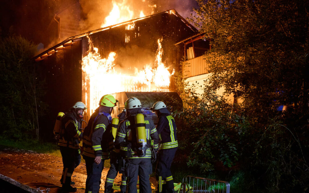 Angebaute Scheune steht in Vollbrand