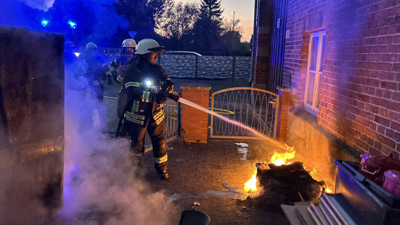 Türöffnung mit Tragehilfe sowie Containerbrand