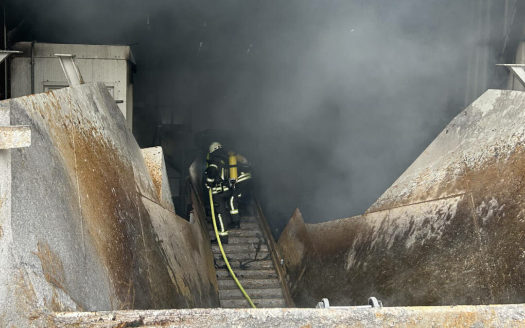Brand eines Industriegebäudes im Steinbruch