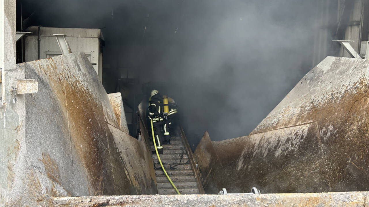 Brand eines Industriegebäudes im Steinbruch