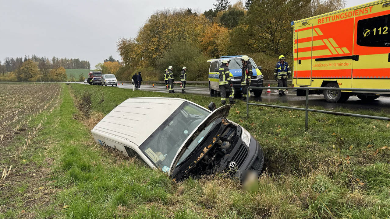 Transporter fährt in Graben
