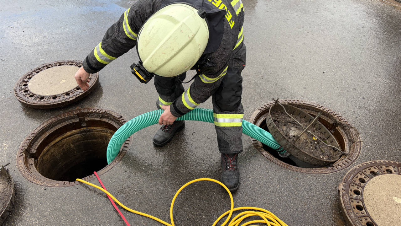 Abwasserkanal staut zurück – Keller läuft voll